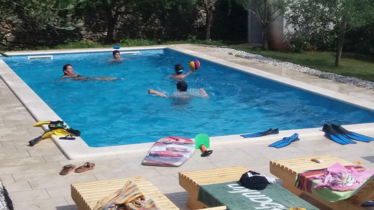 הוילה Šišan Mala Kuca Sa Velikim Grijanim Bazenom Antonio מראה חיצוני תמונה